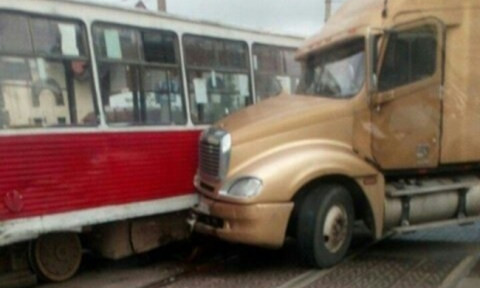 Появилось видео столкновения грузовика и трамвая в Николаеве