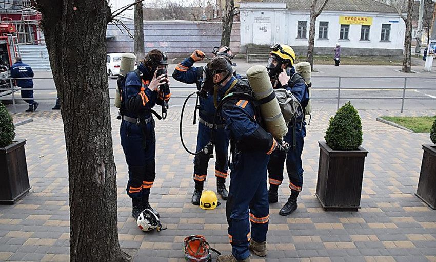 Николаевские спасатели тушили условный пожар в пиццерии