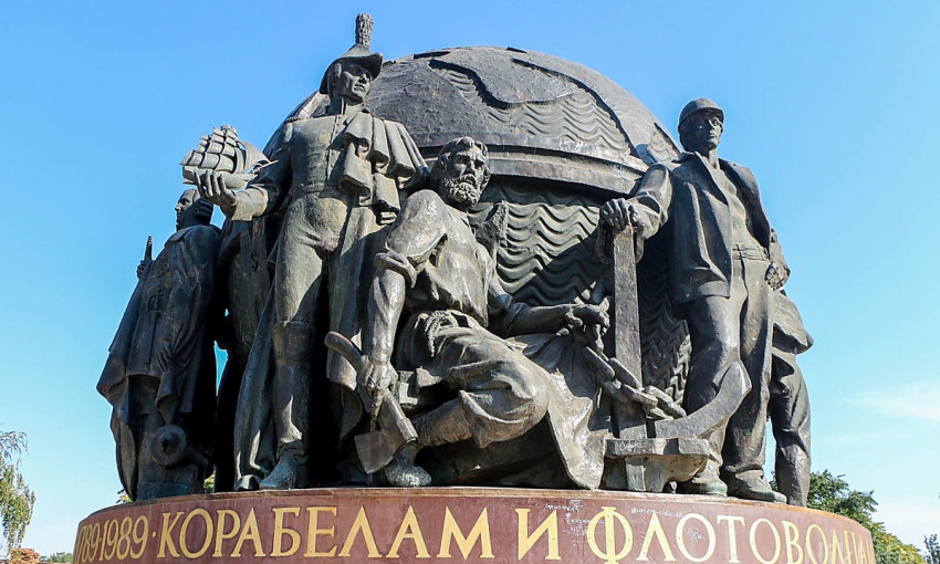 В Николаеве скульптуре Фалеева вернули кораблик, утраченный 25 лет назад