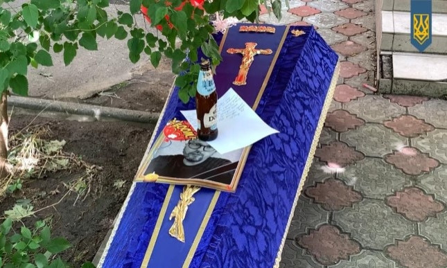 В Николаеве к офису партии Шария принесли гроб и пиво