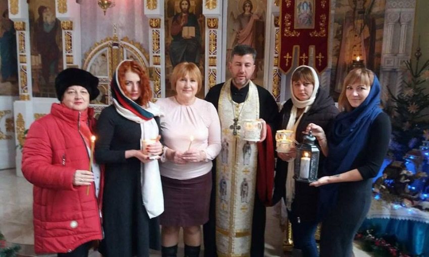 Николаевские волонтеры привезли Вифлеемский огонь в храм на Садовой