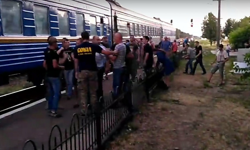 На Николаевщине соратники Тягнибока избили безбилетников из поезда