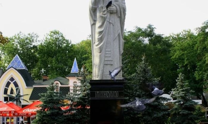Постамент памятника святителю Николаю треснул