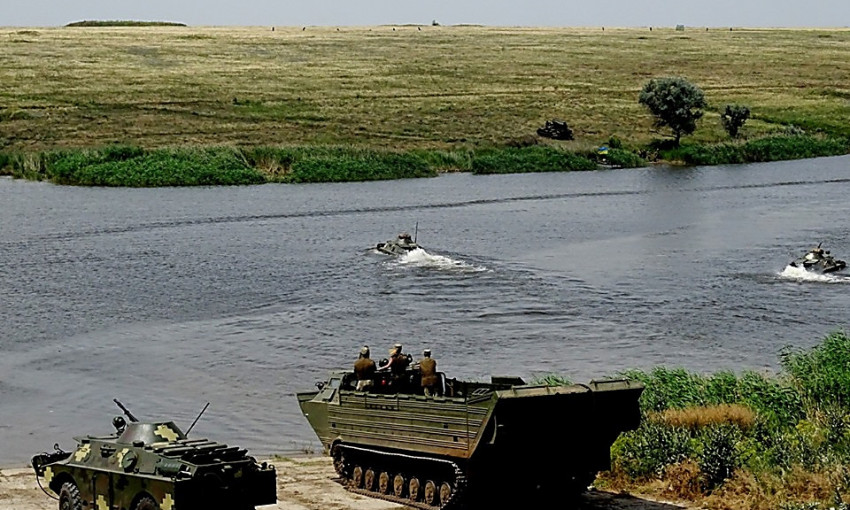 В Николаевской области провели военные учения, «спасали» застрявшие в воде бронемашины