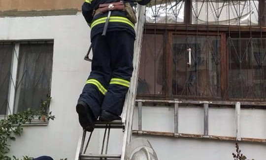 В Николаеве женщина стала заложницей балкона, на помощь пришли спасатели