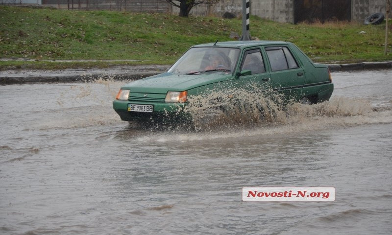 Николаевские улицы затоплены из-за сильного дождя