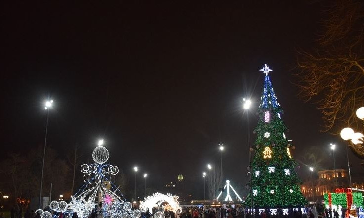 Николаевцы массово гуляют возле новогодней елки. ФОТО