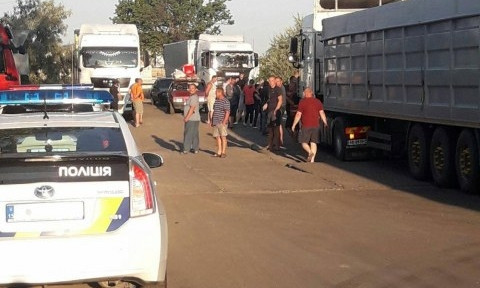 Транспорт не может подъехать к порту - николаевцы перекрыли дорогу (видео)