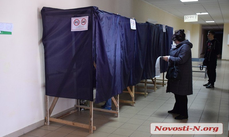 На одном из избирательных участков председатель комиссии вынужден подсвечивать избирателям мобильным телефоном