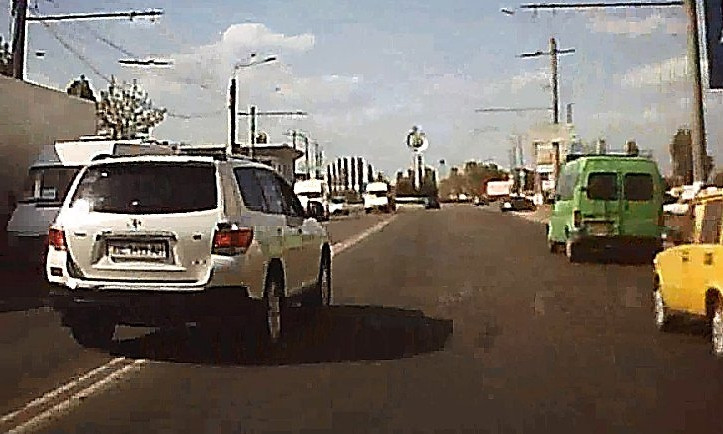Николаевец возмутился водителем внедорожника, который проехался по встречной полосе