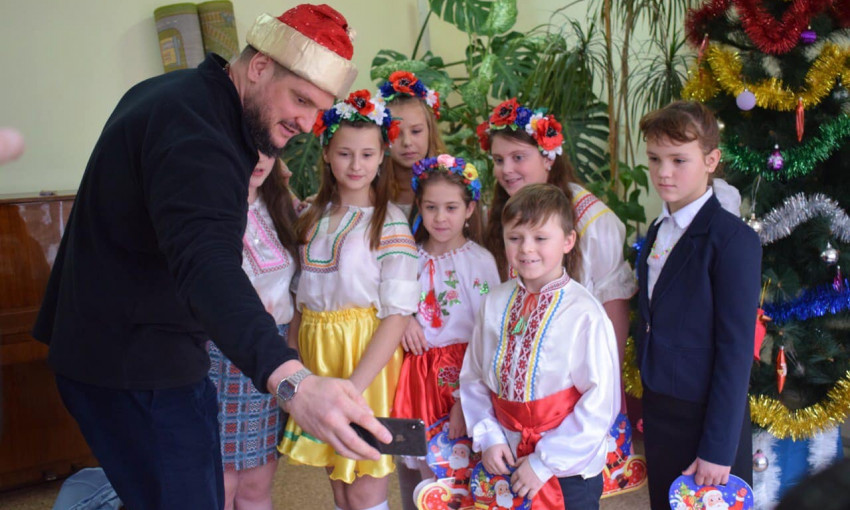 Губернатор Николаевской области Алексей Савченко побывал в гостях у маленьких пациентов «Дубков» и устроил им новогодний праздник