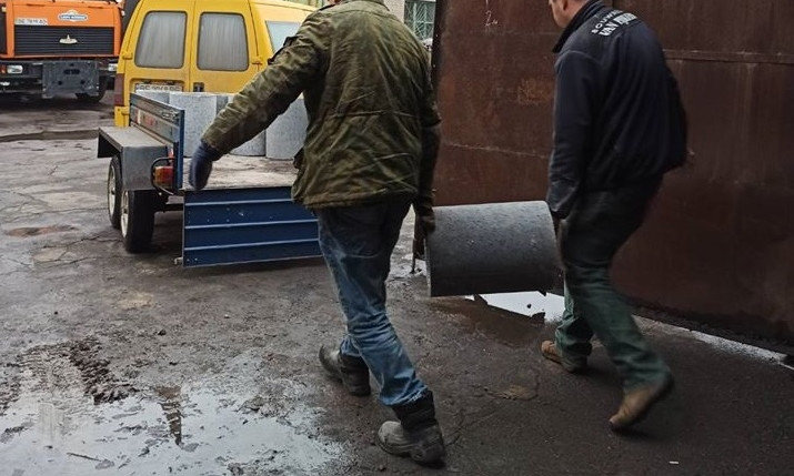 Новогодние подарки: в Николаеве администрация района передала бетонные урны для мусора членам ОСМД 