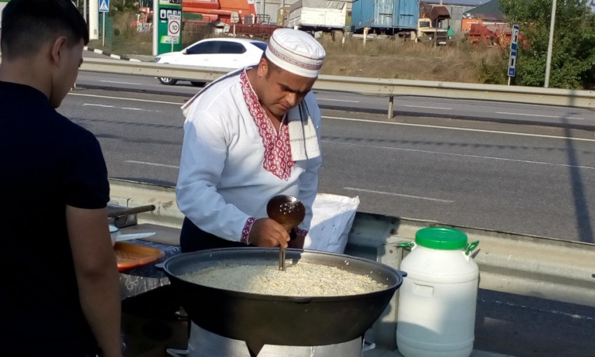 На открытии Кривоозерской ярмарки плов готовил повар-узбек в вышиванке