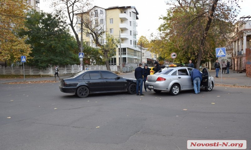 В центре Николаева столкнулись BMW и такси Fiat