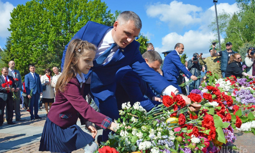 Николаевцы отметили День победы возложением цветов к памятнику Ольшанцам
