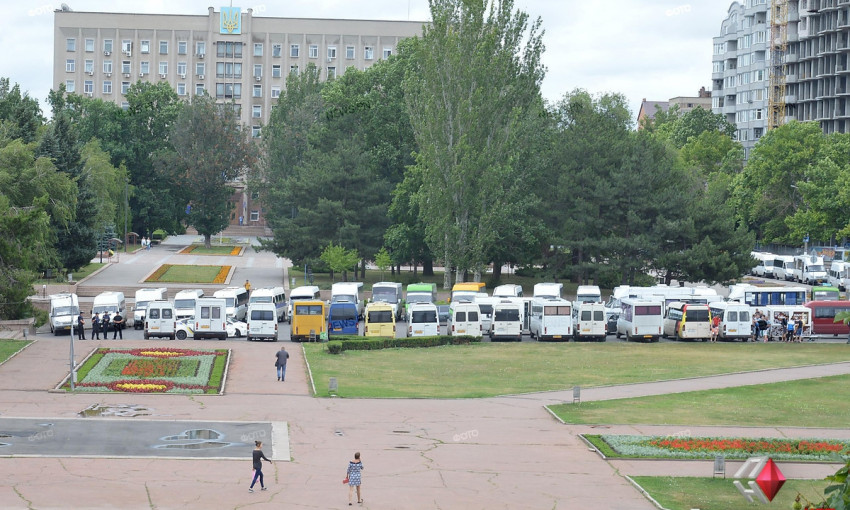 Под мэрией Николаева бастовали «маршрутчики»: требовали повысить цену за проезд до 5-8 гривен