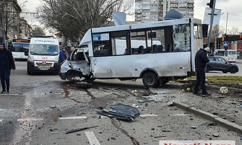 В Николаеве внедорожник на скорости врезался в пассажирскую маршрутку: много пострадавших