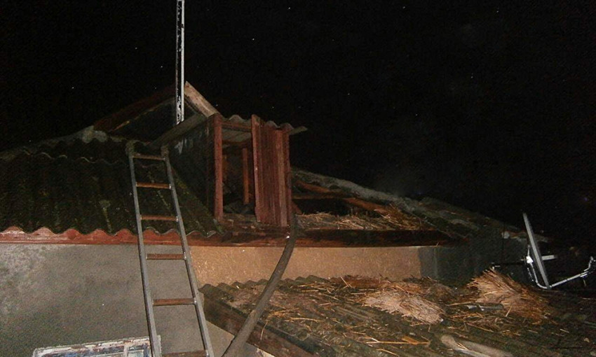 В Арбузинке в частном доме ночью загорелась крыша