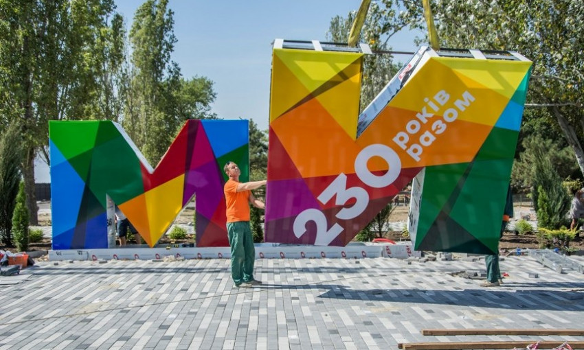 Трехметровые «МЫ»: в центре Николаева появился новый арт-объект