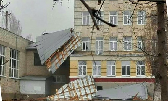 Со здания школы №39 сорвало крышу