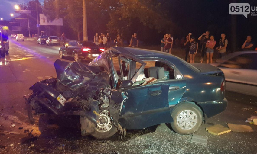 На проспекте Героев Украины произошла жуткая авария: столкнулись два автомобиля, есть погибшие и пострадавшие (фото и видео 18+)