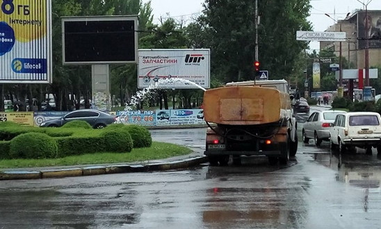 Николаевские коммунальщики в ливень решили полить клумбы на Садовой