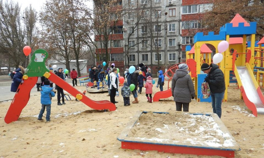 На улице Колодезная,35 открыли обновленную детскую площадку
