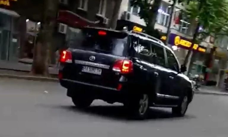 Автомобиль с киевскими номерами рассекал по центральной площади, объезжая пешеходов 