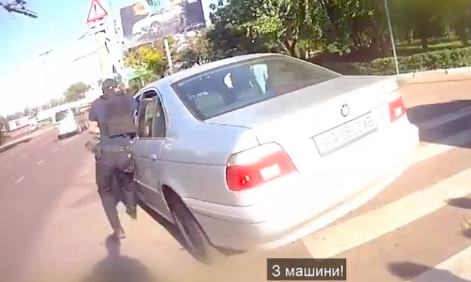 «Все, свободен», - в Николаеве водитель, нарушая правила ПДД, пытался скрыться от патрульных