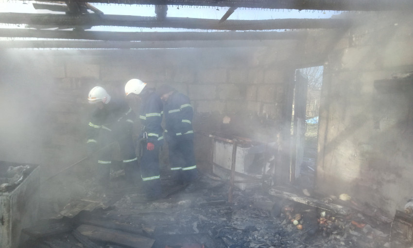 Сгорели два гаража, экспертам предстоит установить причины пожаров