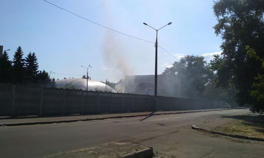 В Николаеве, у бывшего катка возле спорткомплекса «Надежда» горел мусор