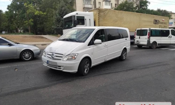 В Николаеве микроавтобус сбил человека на пешеходном переходе