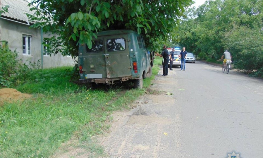 В Вознесенске автомобиль «УАЗ» с пассажирами на огромной скорости врезался в дерево, есть пострадавшие
