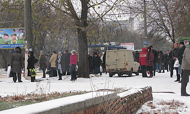 "Городская власть, выходи! Постоим вместе!" - николаевцы возмущены длительным ожиданием маршруток в мороз