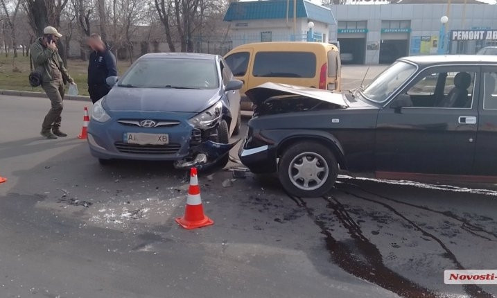 В Николаеве «Волга» врезалась в «Хюндай»: пострадала девушка-водитель