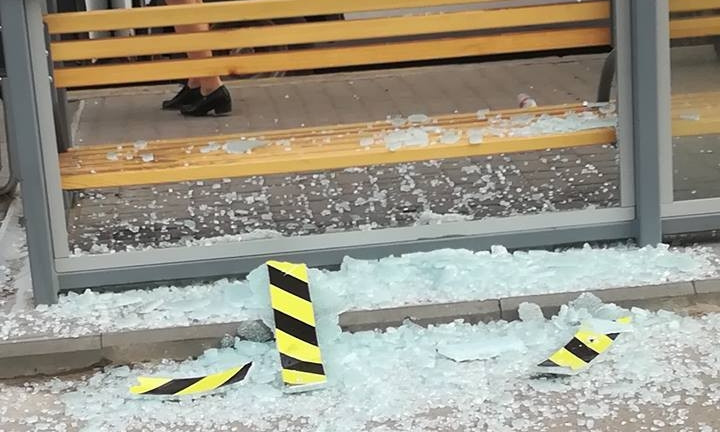 Жители Николаева возмущены: неизвестные разбили стекло на новой общественной остановке