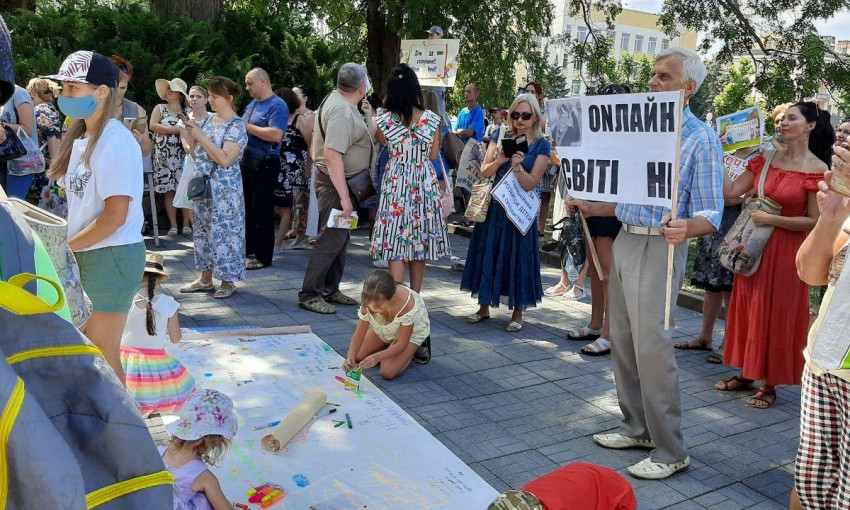 В Николаеве поддержали всеукраинскую акцию против дистанционного обучения