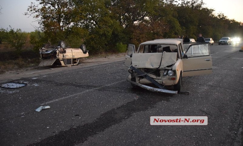 Водитель сбежал: при въезде в Николаев при столкновении одна из машин перевернулась, есть пострадавшие