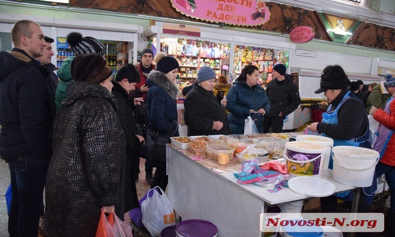 Новогодний бум: на рынках Николаева огромные очереди за колбасой, курицей  и корейскими солениями
