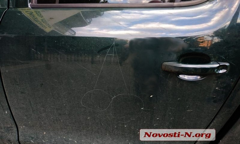 На железнодорожном переезде в Николаеве на автомобиль упал шлагбаум