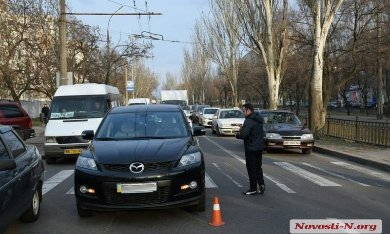 В центре Николаева «Мазда» сбила беременную женщину на пешеходном переходе