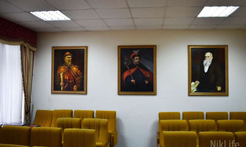В Николаевской ОГА призвали горсовет «обновить стены», показав портреты великих украинцев