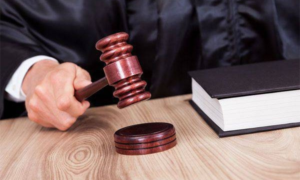 В Николаевской области суд приговорил двух офицеров полиции к трем годам тюрьмы за избиение семейной пары