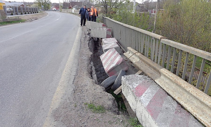 Дорожники осмотрели мост на Николаевщине, который «пострадал» при ДТП