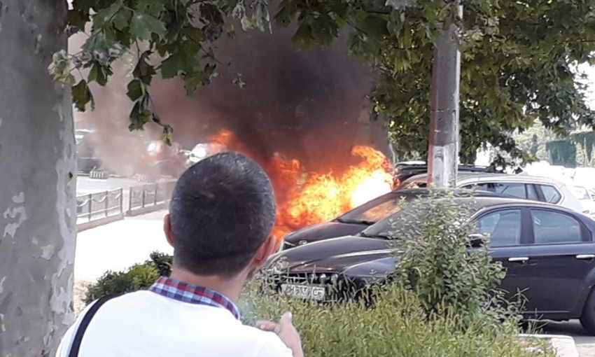 Среди бела дня на тихой николаевской улочке прогремел взрыв – что-то взорвалось в автомобиле (видео)