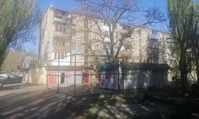 Одну «будку» показательно снесли, чтобы рядом соорудить другую – борьба с захламленностью города по-николаевски  