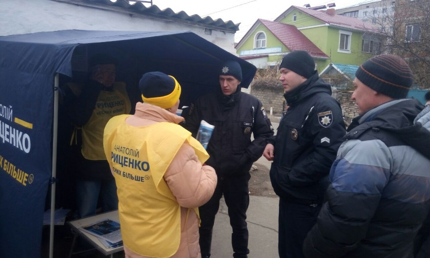 В Николаеве неизвестные напали на волонтера, находившуюся в агитационной палатке