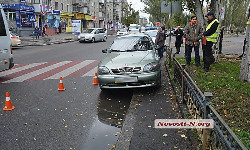 На пешеходном переходе в Николаеве автомобиль «вылетел» с дороги и врезался в забор