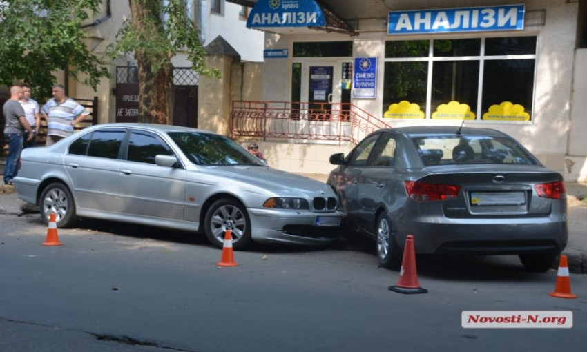 В центре Николаева водитель BMW «под кайфом» влетел в припаркованную KIA