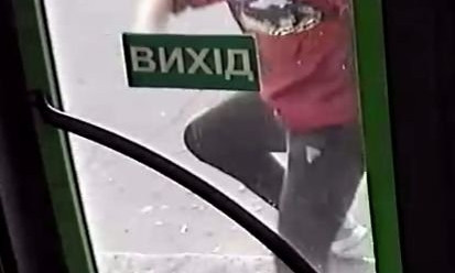 В Николаеве подросток бросил камень в новый городской автобус  МАЗ» и разбил боковое стекло